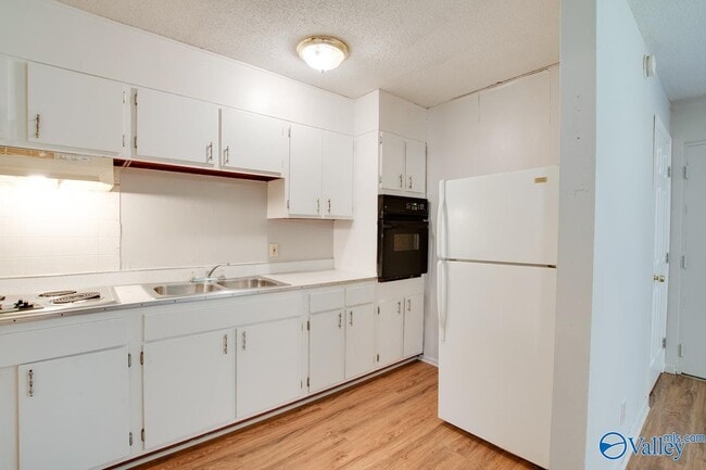 Building Photo - 1328 Oshaughnessy Ave NE