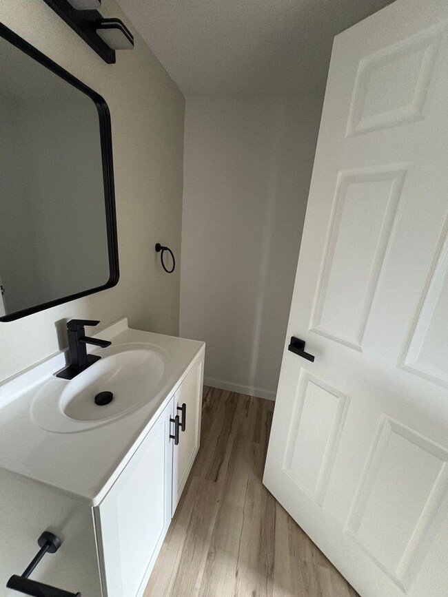 Building Photo - Newly Remodeled Charming 3bd2br Home!!