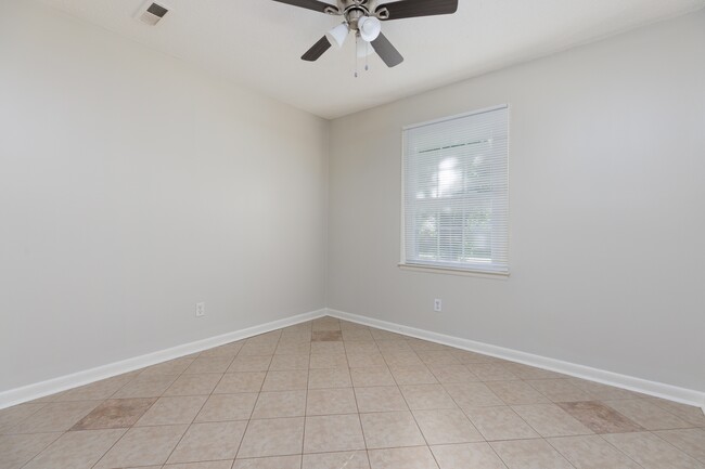 Building Photo - 110 Greenwood Cir