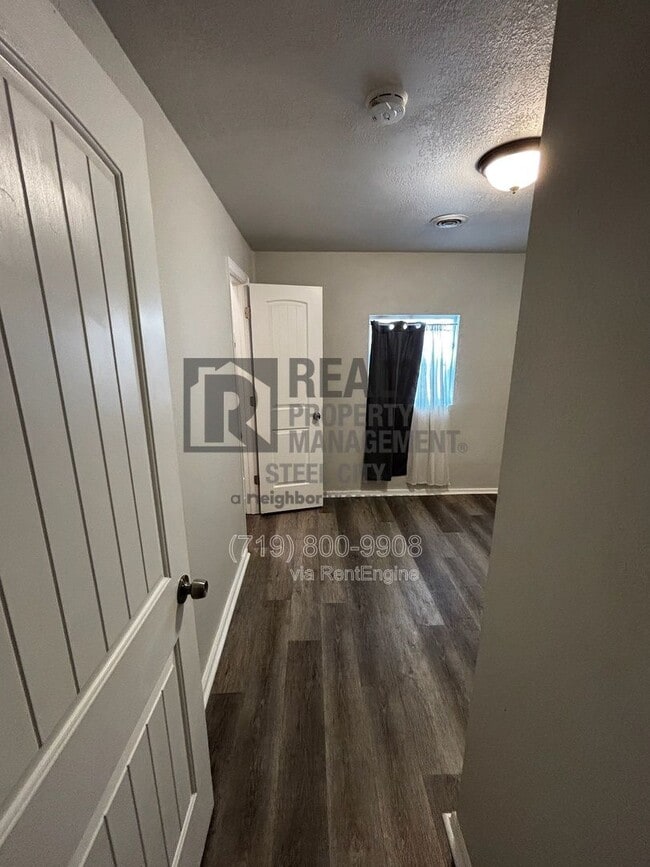 Building Photo - 1428 E Orman Ave