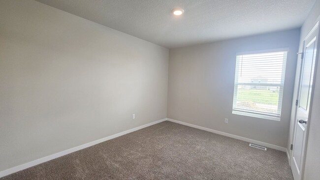 Building Photo - 2025 Build - 3 Bedroom, 2.5 Bathroom Townhouse in Prime Ankeny Location – Available Now