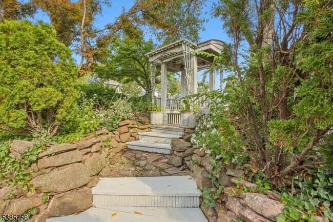 Building Photo - 82 Eaton Pl