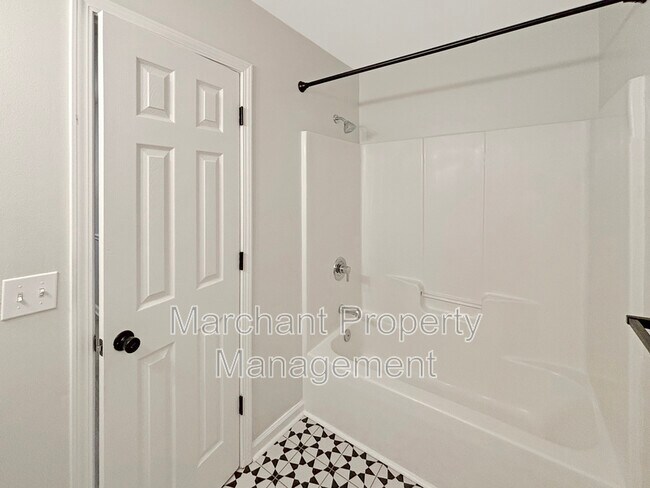 Building Photo - 708 Maple Dr