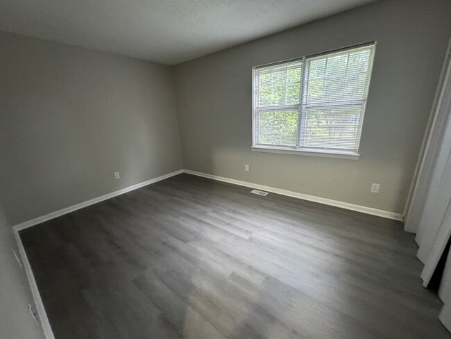 Building Photo - 802 British Wood Dr SW