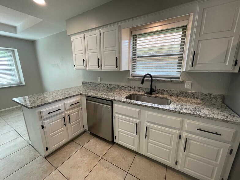 Building Photo - 3924 Waterford Way