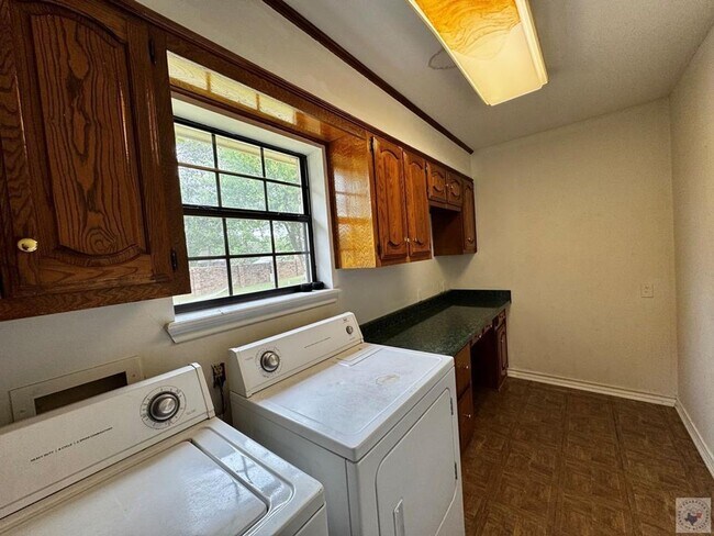 Building Photo - 4/2.5 PG Townhouse Available