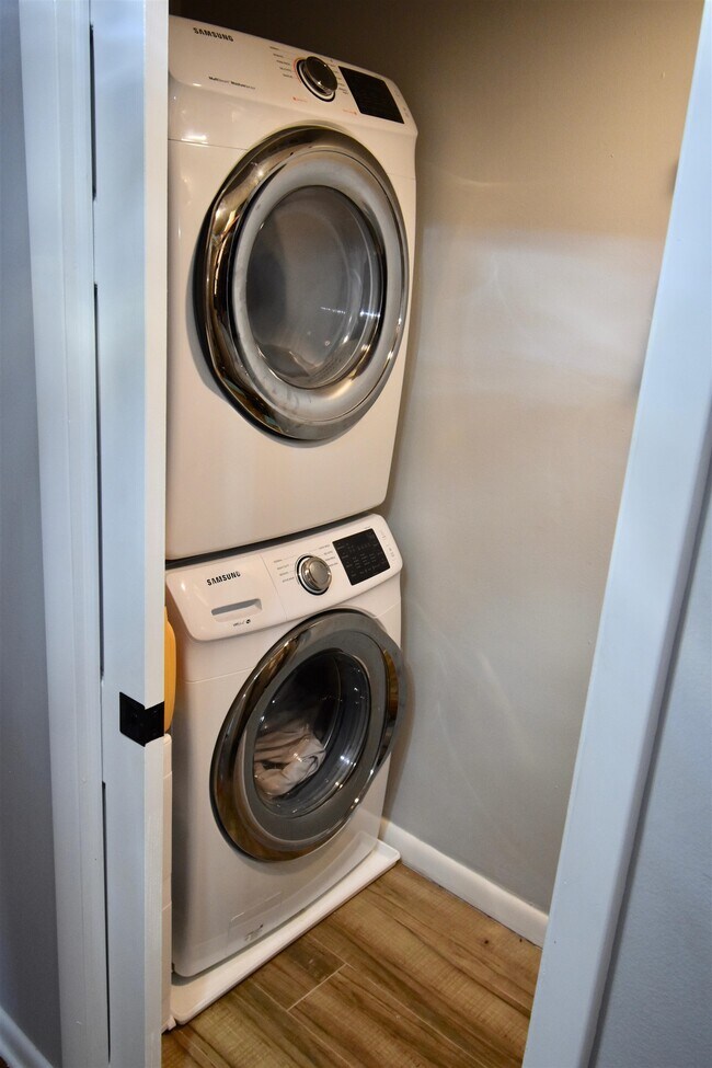 Building Photo - 2002 Greenwood Dr