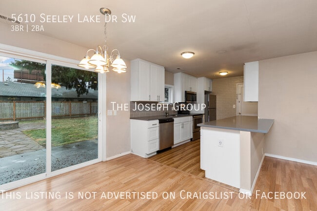 Building Photo - Beautifully updated 3 bed/2 bath in Lakewood!