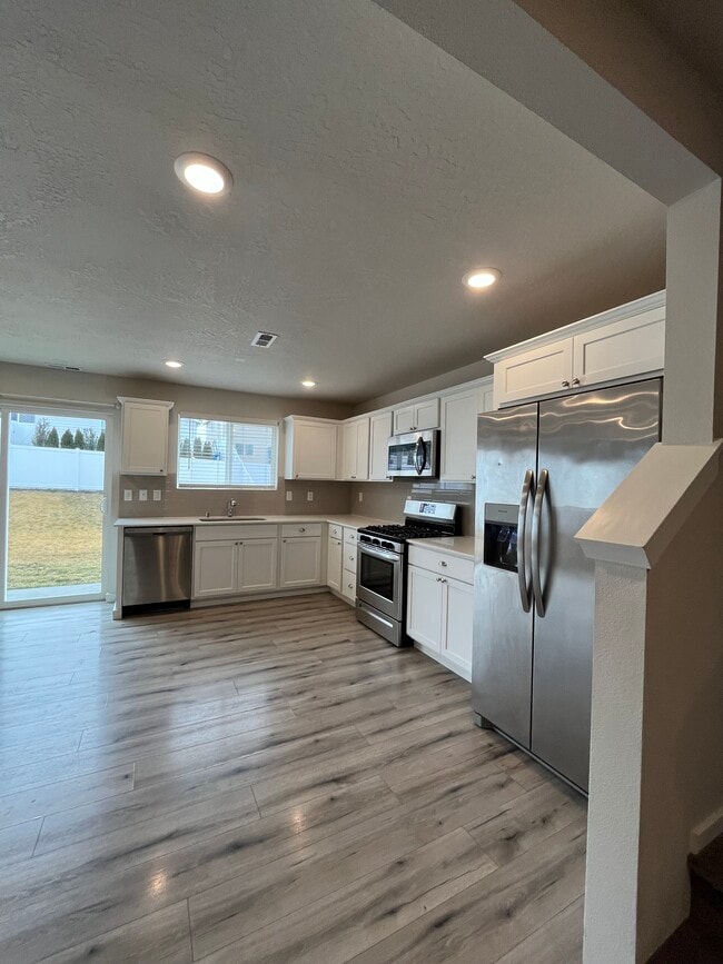 Building Photo - 4501 W Bedford Ave