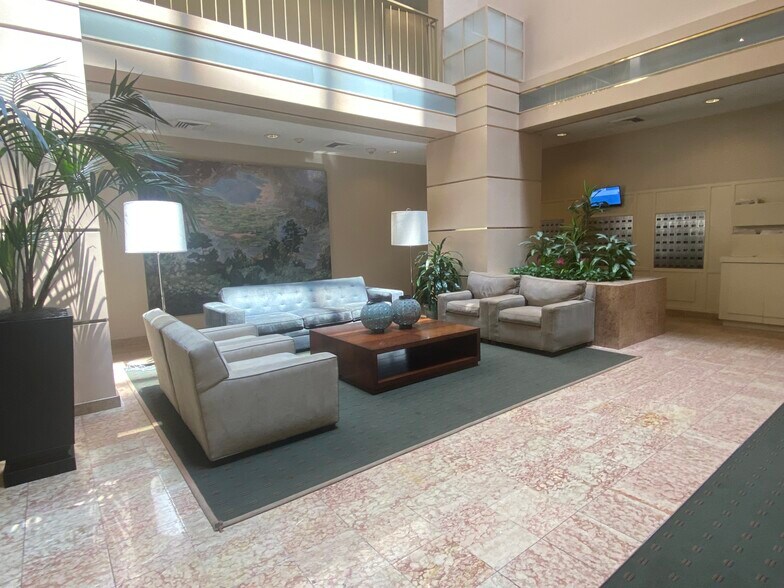 Building Photo - 33 Pond Ave