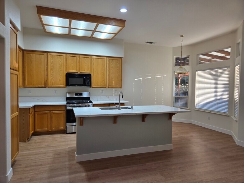 Building Photo - 5534 New Vista Dr