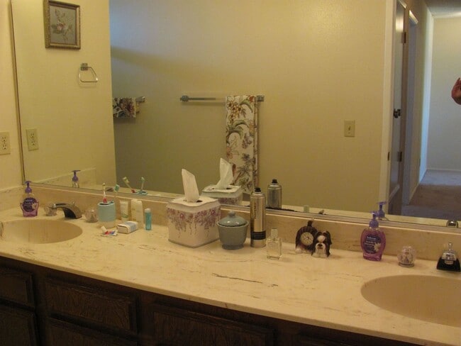 Building Photo - King Courts Condo! Backs to the Park! Bloc...