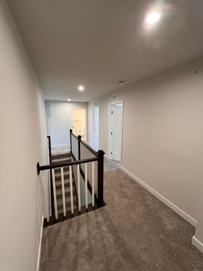 Building Photo - 437 Greenwood Dr