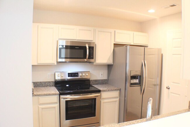 Building Photo - Spacious 3-Bedroom Townhome for Rent – Steps from Sentara RMH!