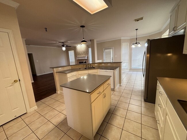 Building Photo - Beautiful 4BR 3.5BA Home w/ 3 Car Garage • Patio & Yard • 3 living areas in Grapevine