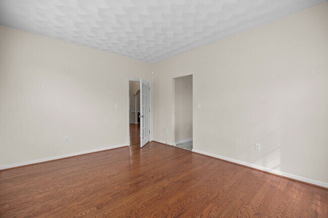 Building Photo - Spacious 5BR Home with Large Backyard in Quiet Chesapeake Neighborhood!
