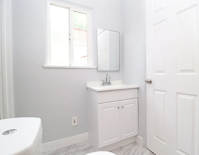 Building Photo - 1-Bedroom Apartment with In-Unit Laundry i...