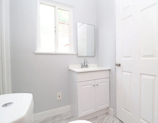 Building Photo - COMING SOON - 1-Bedroom Apartment with In-...
