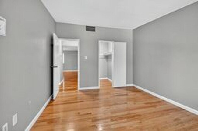 Building Photo - Fabulous 2BR/1BA Top Floor Condo in Grosve...