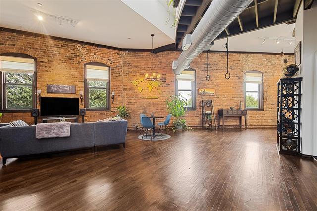 Building Photo - 2220 S Harwood St