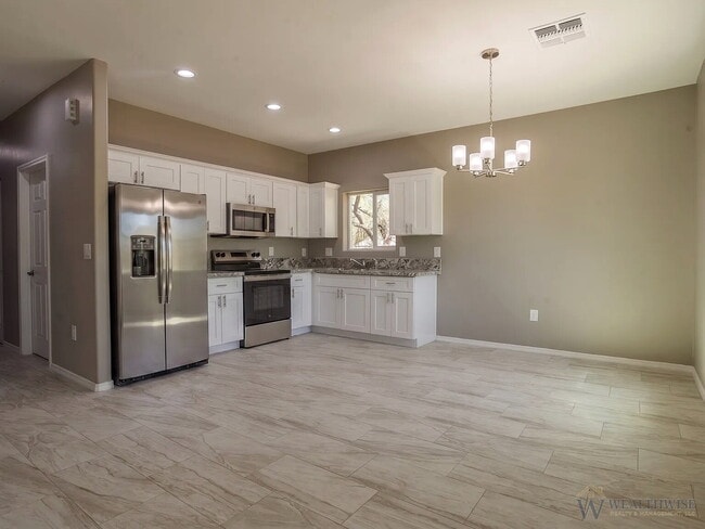 Building Photo - 1349 W Hualpai Rd