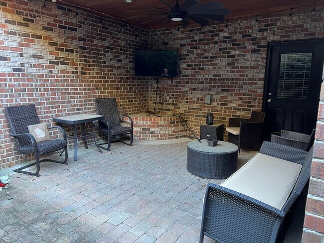 Building Photo - Awesome Urban Lofts Unit Available for Pre...