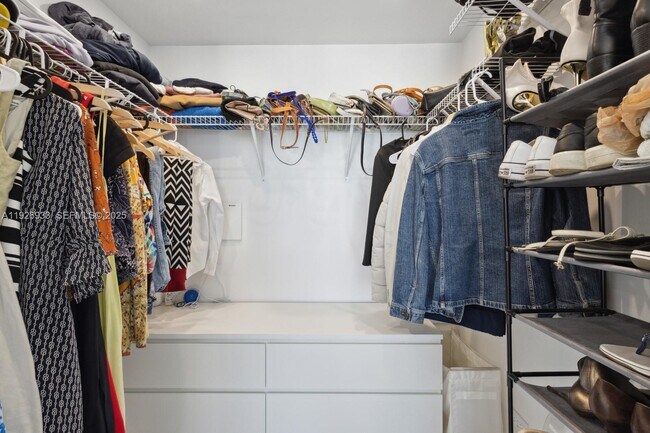 Building Photo - 999 SW 1st Ave