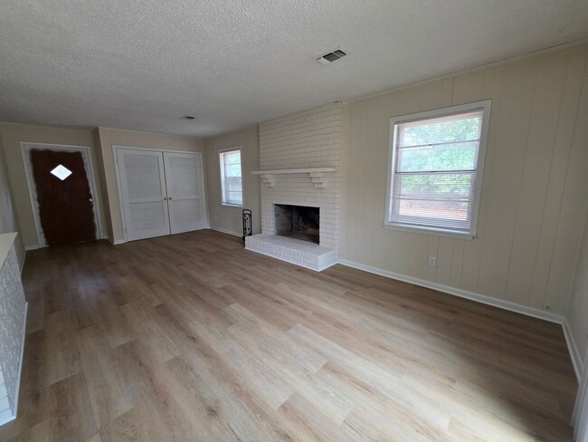 Building Photo - 5BR/2BA home with large family room