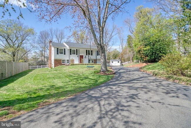 Building Photo - 12805 Point Pleasant Dr