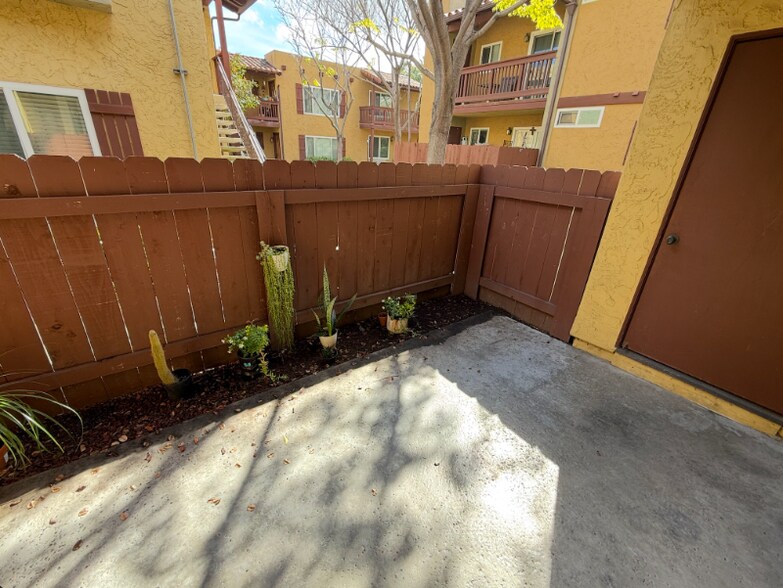 Building Photo - 1000 Estes St