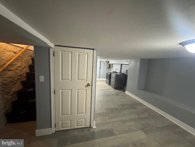 Building Photo - 3221 Lyndale Ave