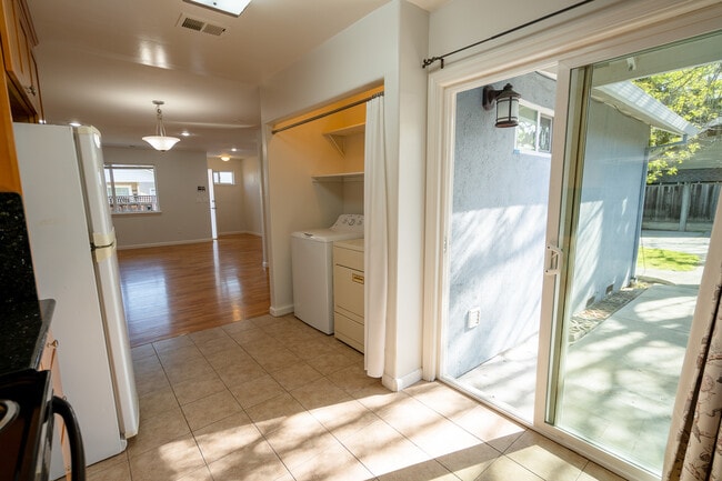 Building Photo - 652 Cypress Ave