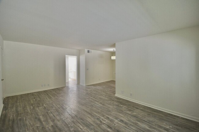 Building Photo - 14706 Dickens St