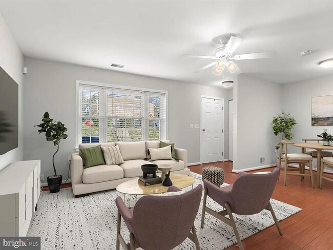 Building Photo - 9075 N Laurel Rd