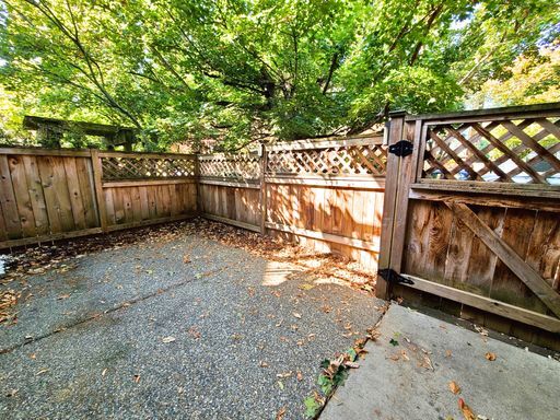 Building Photo - Stunning Three Level Townhome in Green Lak...
