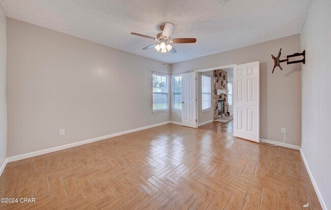 Building Photo - 305 S Star Ave