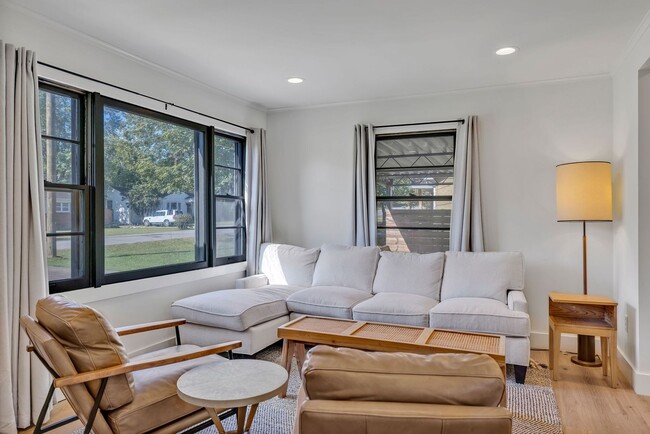 Building Photo - Beautifully furnished short-term rental in...