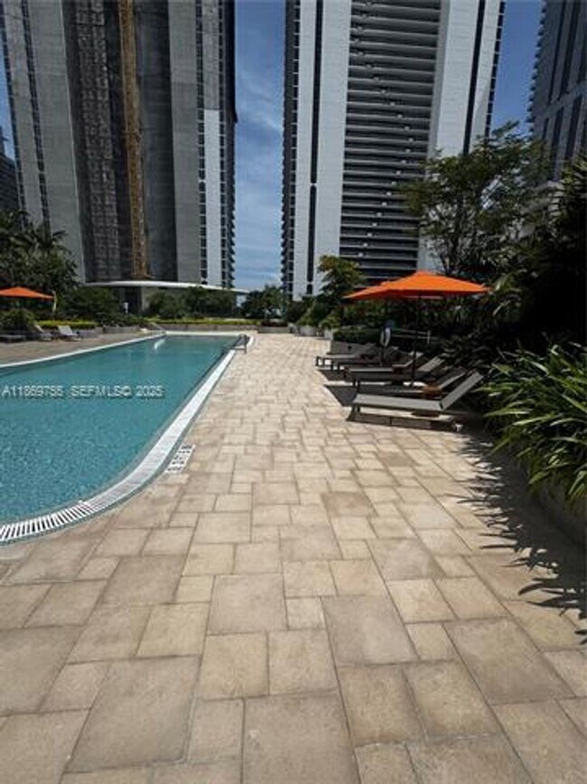 Building Photo - 700 NE 24th St