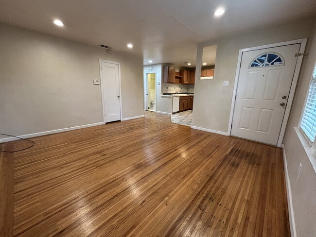 Building Photo - Cute 2 bedroom 1 bath in Tahoe Park Sacram...