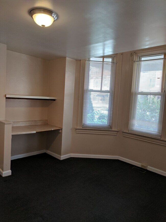 Building Photo - South Oakland renovated apartment