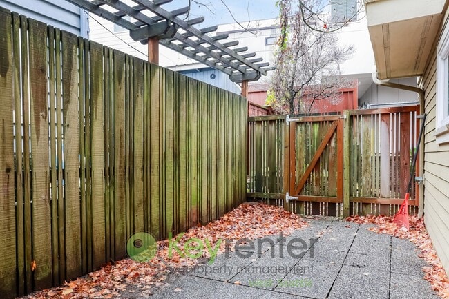 Building Photo - Sophisticated Seattle Home with Stunning Interiors