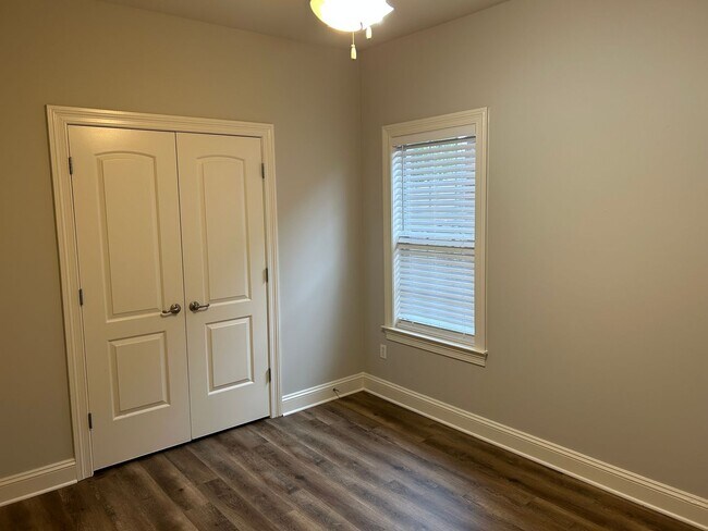 Building Photo - 3069 Roseleigh Dr