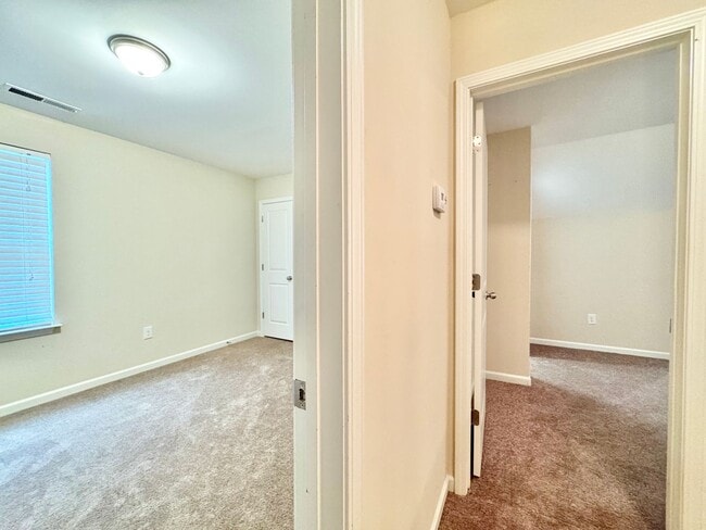 Building Photo - 3 Bedroom End Unit in Robyn's Glen !