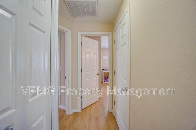 Building Photo - 5906 NE 56th St