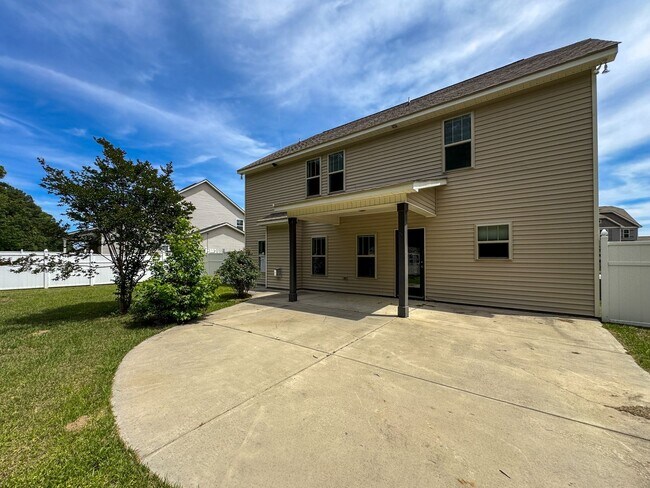 Building Photo - Gorgeous 4 Bed 2.5 Bath Home in West Gate
