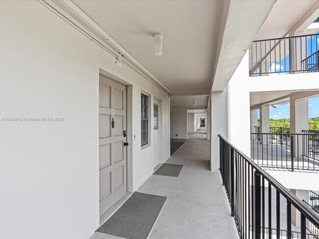 Building Photo - 3150 N Palm Aire Dr