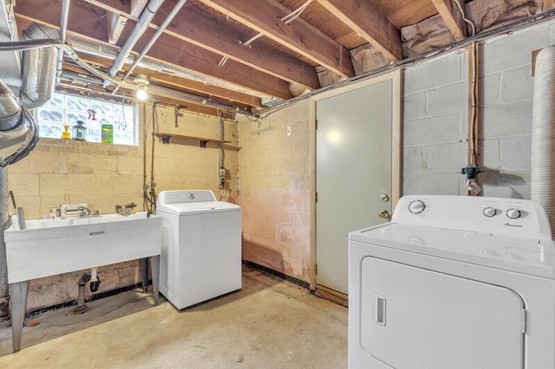 Building Photo - 8212 Dorset Ave