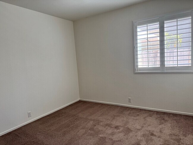 Building Photo - Beautiful bright townhome in Tierrasanta
