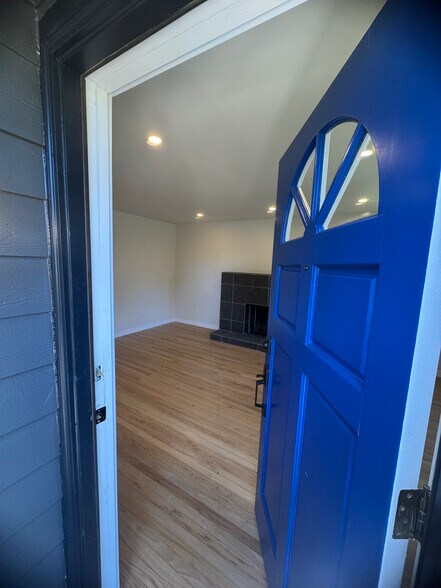 Building Photo - 4815 15th Ave S