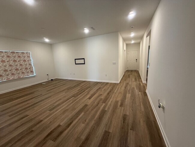 Building Photo - Beautiful 3/2 Single Family house with 2 car garage